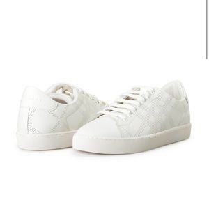 All White Leather low top sneakers shoes 
100% Leather - Made in Italy
